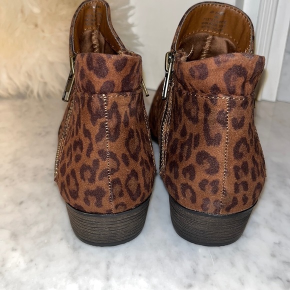 new! American Rag Abby Ankle Booties in Leopard Microsuede Size 6 - Picture 6 of 11